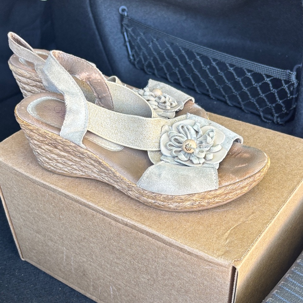 Chic Floral Beige Wedge Sandals